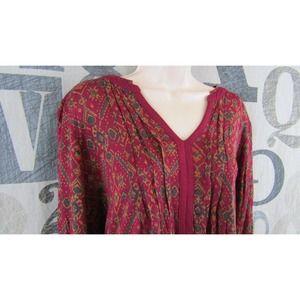 Lucky Brand BOHO Women L Garnet Red 3/4 Sleeve Shirttail Top Pleated Frnt V-Neck